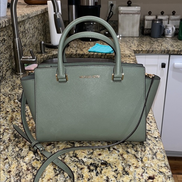 Michael Kors Handbags - EUC Authentic Michael Kors Selma Medium Saffiano Leather Duffle Handbag